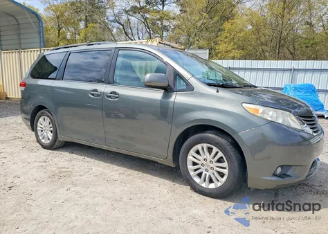 2013 Toyota Sienna Xle 8-Passenger z USA, uszkodzony, nr VIN 5TDYK3DC8DS380632